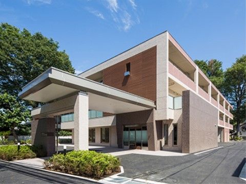 ３階建ての現代的な外観の建物である。玄関付近は軒下になっており、雨の日などに車を寄せて濡れずに入館できるようになっている。