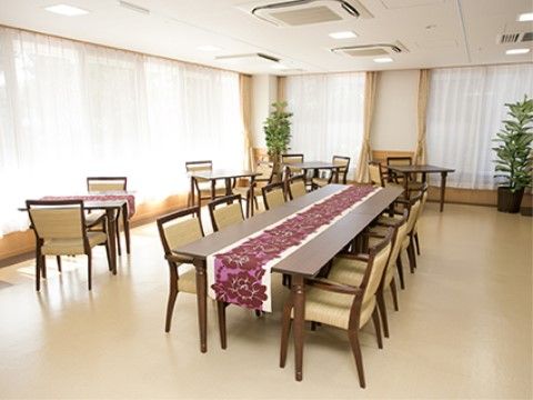 長いテーブルのほかにも、2人掛けのテーブルが置かれている。大きな窓もあり、明るい雰囲気の室内になっている。
