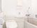 一つの部屋に、風呂とトイレが設置されている。色は白で統一されていて、とても清潔感がある。洗面台の上には、小物の置ける棚がある。