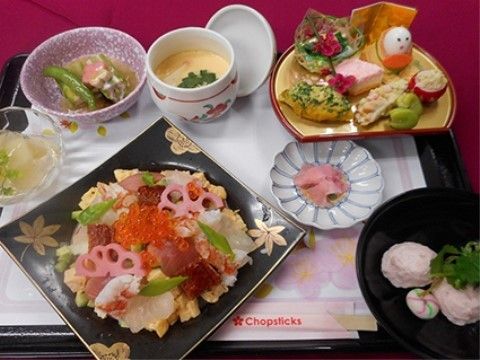 ちらし寿司や茶碗蒸しなど、彩り豊かな食事がトレーに乗っている。行事に合わせて特別な食事も提供されている。