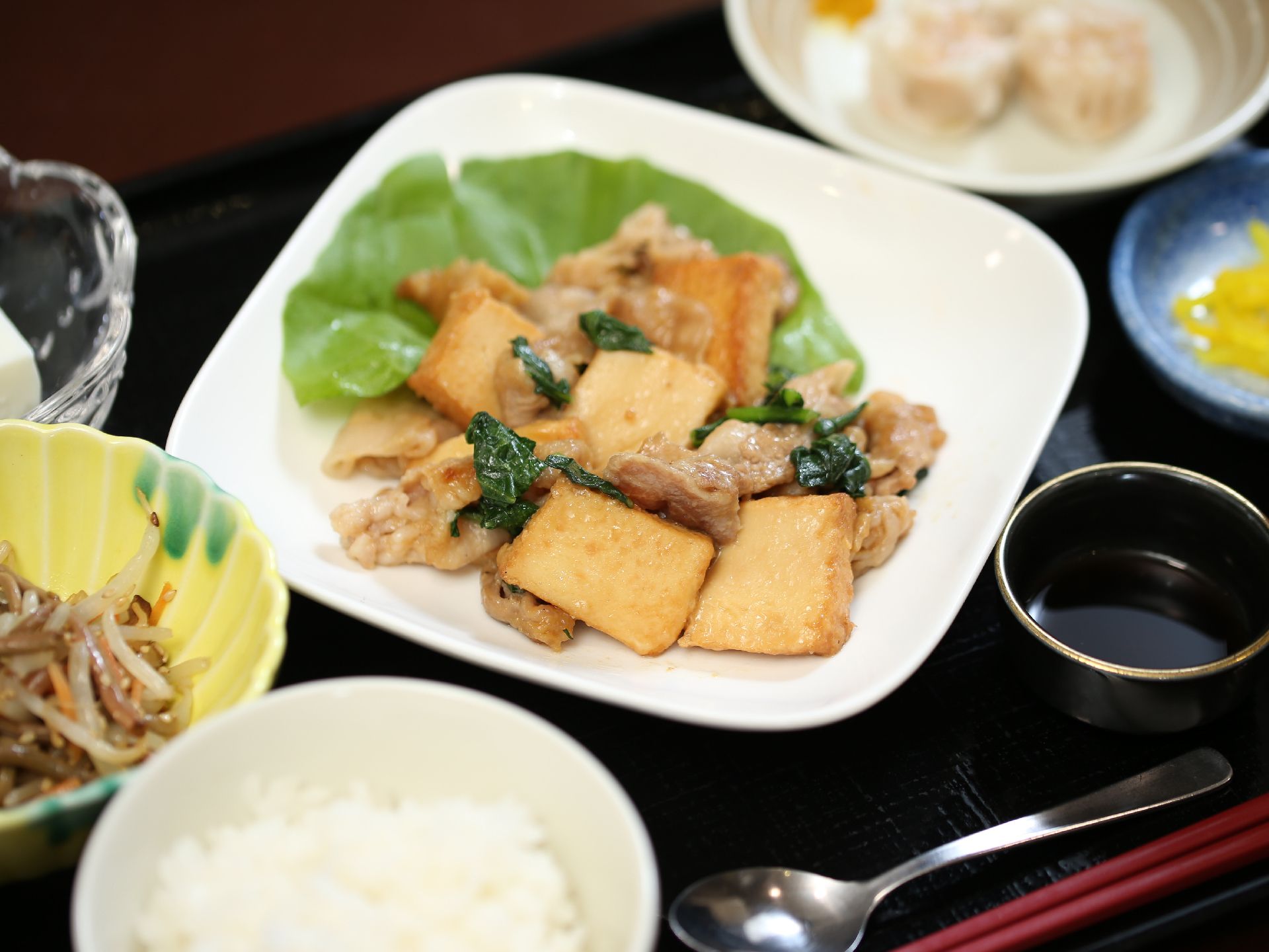メインディッシュは、油揚、野菜と肉の炒め物にレタスが添えられている。素材の色が失われず、見た目にもおいしそうな感じがする。