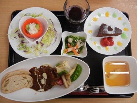 盛り付け方や器のデザインにも凝った、苺やチョコレートケーキ付きの特別食