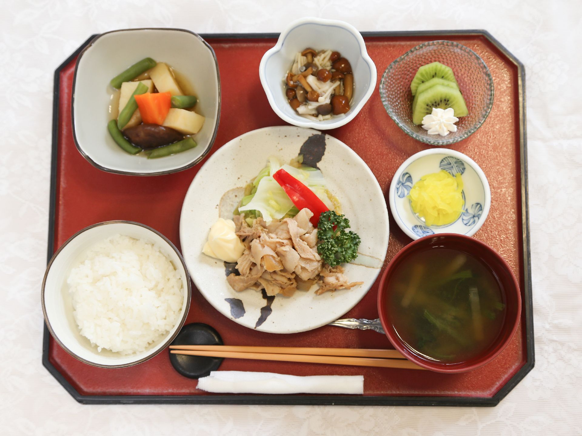 野菜と肉の炒め物、野菜の煮物、御新香、フルーツ、吸い物など　6種類の惣菜からなり、栄養のバランスに考慮されている。