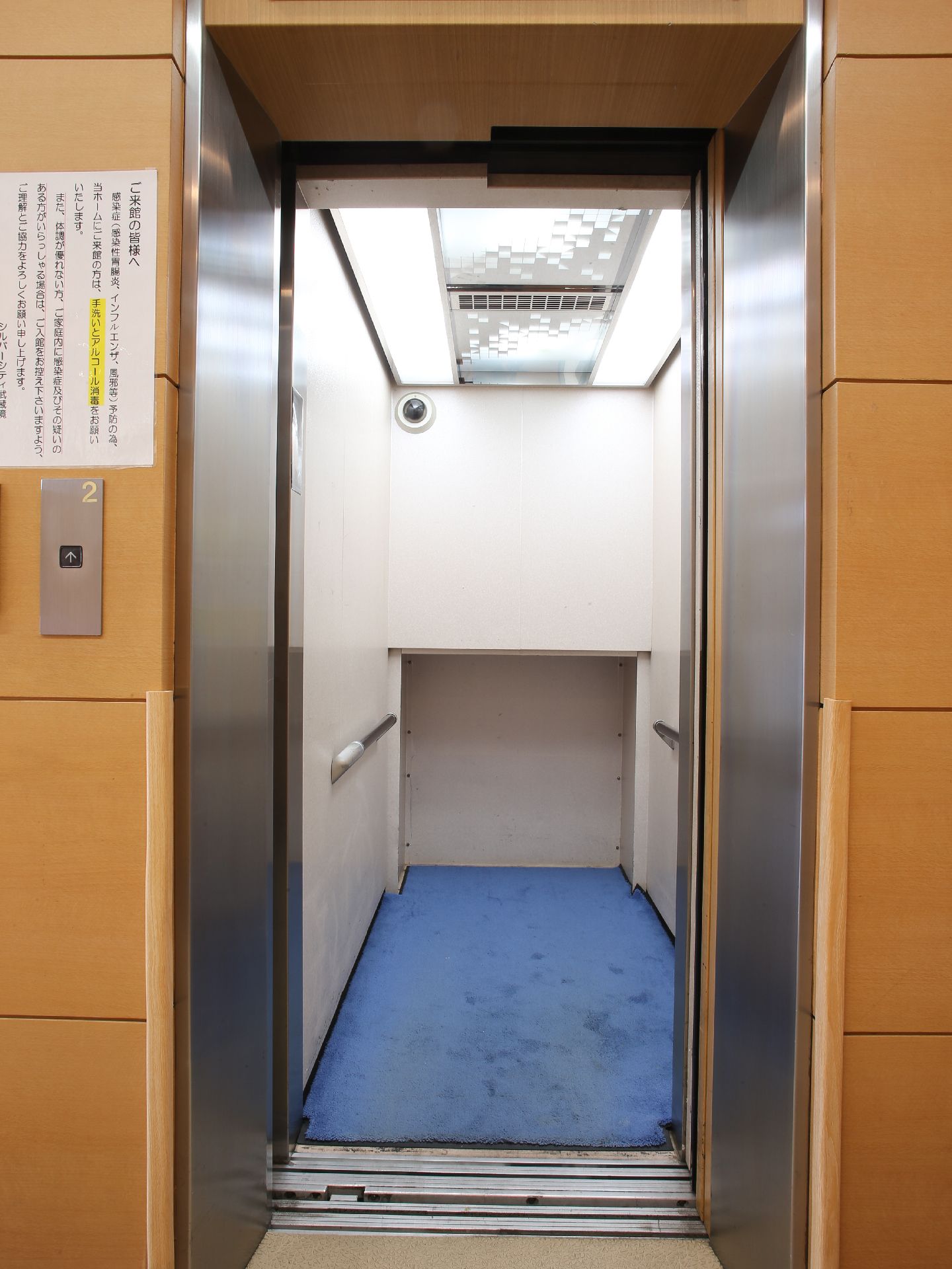 エレベータはとても奥行があり、下部にはストレッチャーなどの為に更に奥まで利用できるようになっている。