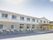 広々とした敷地に建っている２階建ての施設である。木材を使ったエントランス部分には、スロープが設置されている。