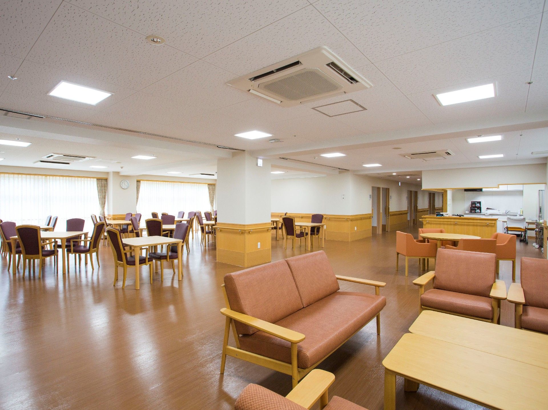 広々とした食堂では、手作りの食事を提供している。明るい雰囲気の中でおしゃべりしながらお召し上がりいただける。
