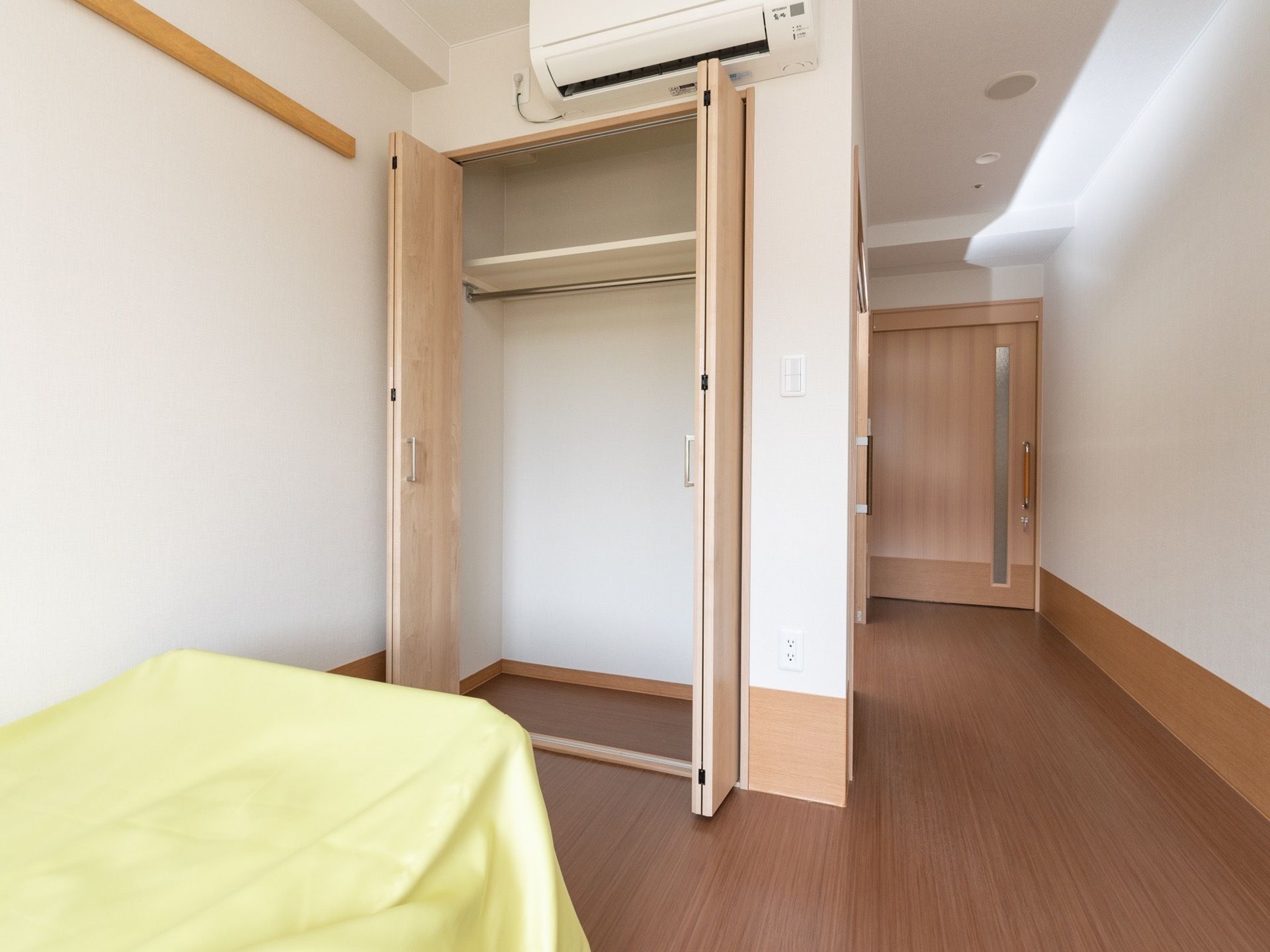 居室には大型収納を用意している。ハンガーラックと、棚が１段あるため、季節ごとの衣類を大量にお持ち込みいただける。