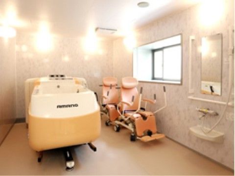 介護浴槽とシャワーキャリーが用意されている、きれいな浴室