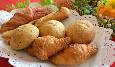 クロワッサンやポンデケージョなどパンの盛り合わせ