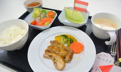 旗を飾ったメロンや、チキンとホワイトシチュー、サラダとライスが付いたクリスマスのイベント食