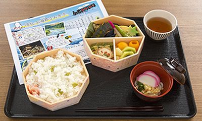 焼き魚や野菜の煮物、豆ごはんとミニうどんがセットになったメニュー