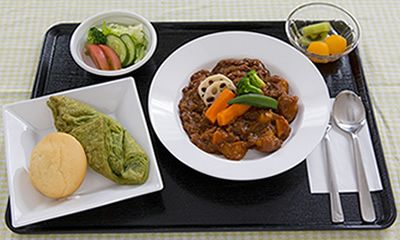 パンとカレーとサラダにフルーツのデザートが付いたメニュー