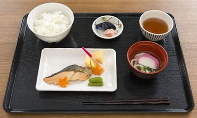 もみじ型にくり抜いた人参を添えた焼き鮭と卵焼き、ミニうどんとご飯とおしんこのセット