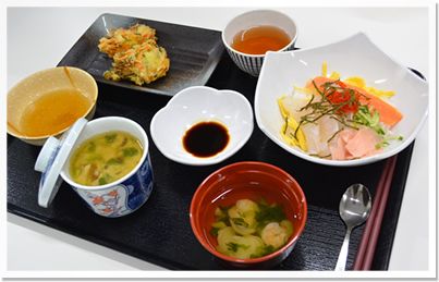 ちらし寿司とかき揚げと茶碗蒸しと味噌汁が付いたメニュー
