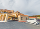 広々とした介護施設の外観
