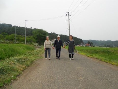 施設は自然に囲まれた場所にある。毎日散歩ができるので、いい気分転換ができる。散歩は楽しみながらできるリハビリにもなる。
