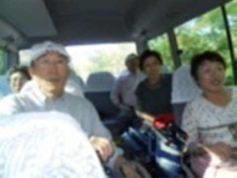数人の入居者様がマイクロバスに乗って、どこかへ向かう様子
