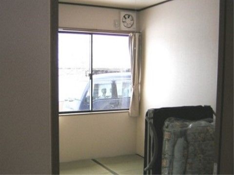 畳が敷かれた和風の居室。換気扇が取り付けられている。シンプルな設計になっているので、私物を自由に持ち込むことができる。