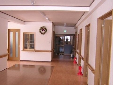 エントランスはとても広々とした空間になっている。玄関ドアからは日差しが差し込み、とても明るくて足元が見やすい。