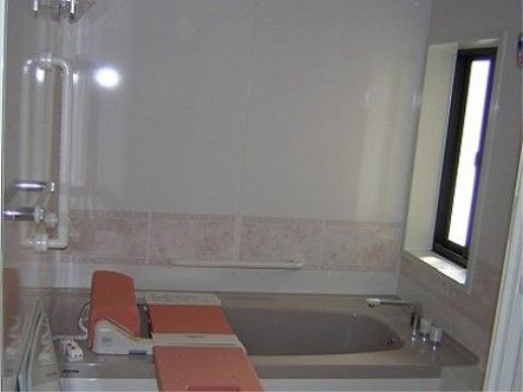 個別浴室を完備している。座りながら入浴できる器具も設置しているので、足腰に不安がある方でも安心して利用することができる。