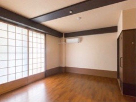 エアコンが完備された個室タイプの居室である。床は木目調のフローリングとなっており、障子が貼られた扉が取り付けられている。