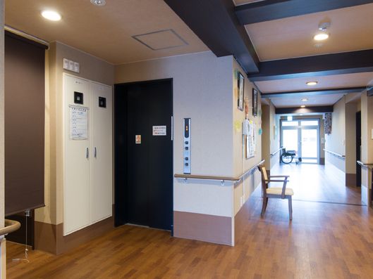 廊下の途中にあるエレベーター