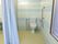 淡いブルー系の色のタイルが、爽やかなデザインのトイレである。丁寧に清掃されていて清潔に保たれている。壁には手すりもあり安心。