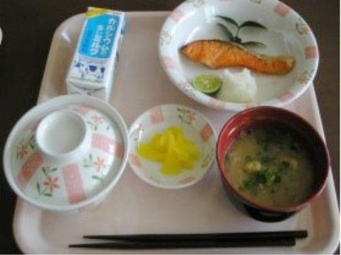 焼き鮭をメインに栄養バランスを考えて作られた食事メニューの一例