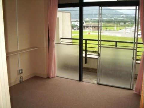 居室の窓からは自然豊かな山や田んぼの景色が広がり、静かな落ち着いた環境でゆっくりと過ごしていただける。
