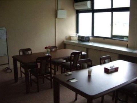できたての温かいお食事をご用意している。広いスペースで会話を楽しみながら、お食事をお召し上がりいただける。