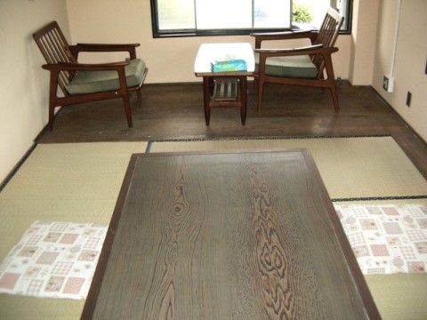 窓から明るい光が差し込む談話スペースである。落ち着いた雰囲気の和室で、ゆったりと談話をお楽しみいただける。