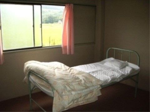 静養室は、リラックスしてお昼寝にご利用いただけるお部屋である。暖かい日には窓を開けて、自然の空気を取り入れている。