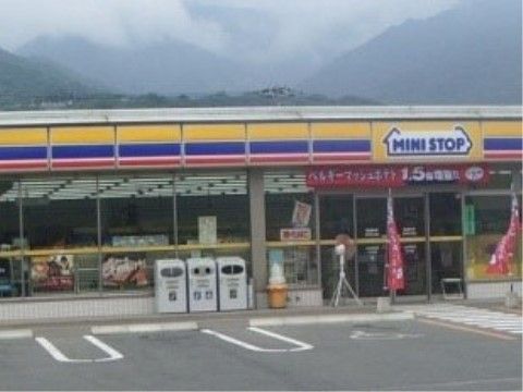 当施設の近くにはコンビニがあるので、日用品や食品など急に必要になった場合でも、24時間買い物が可能である。