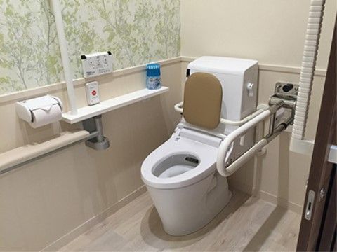 トイレには、温水洗浄便座器が完備されている。手すりや背もたれパッドが設置され、快適で安全に用をたすことができる。