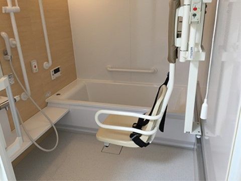 浴室は明るく清潔感がある。足腰に不安のある方も、座ったままの姿勢でお湯に浸かることができる設備を備えている。