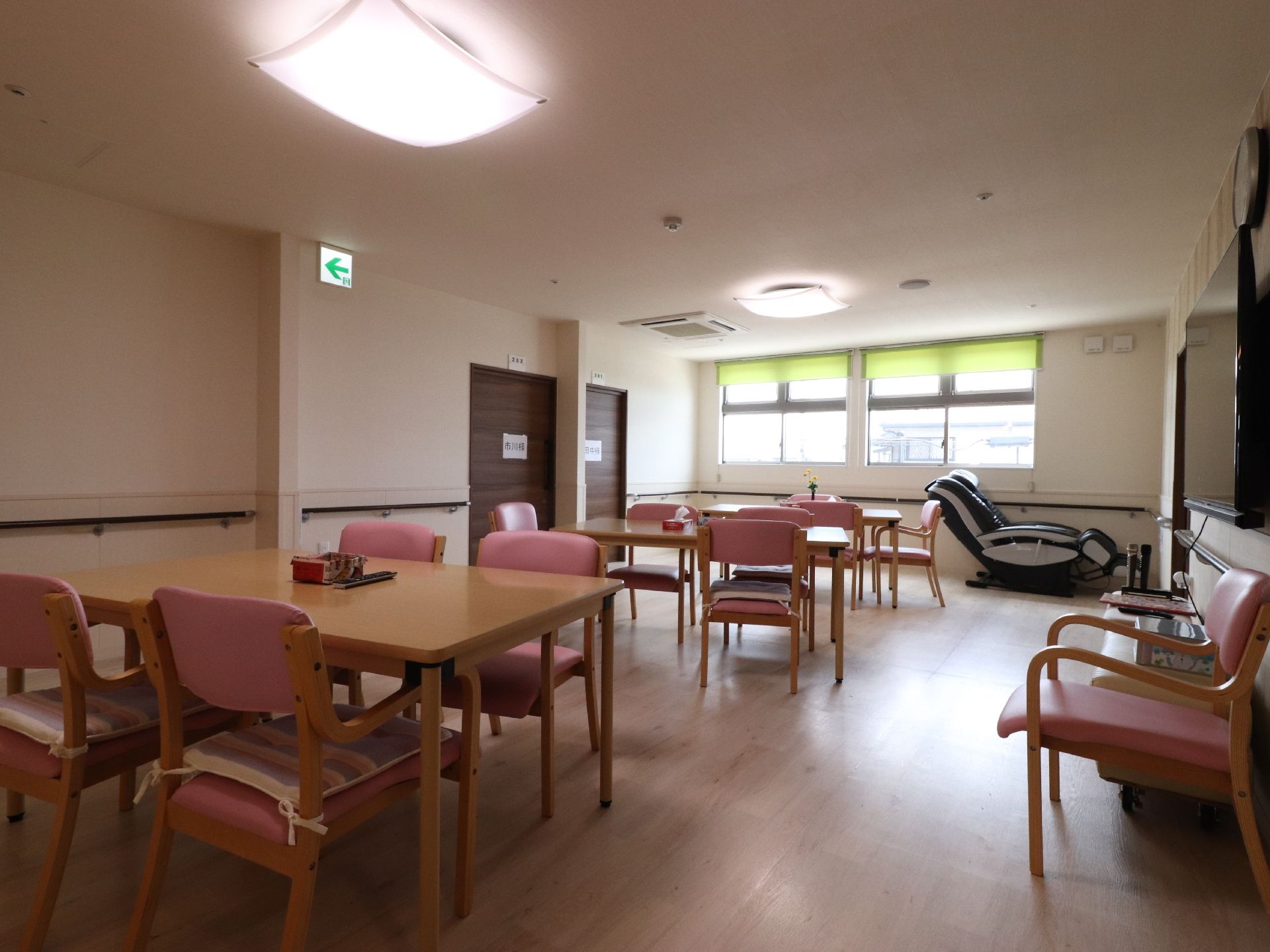 施設内には入居者が自由に使える、広々としたリビングルームを設置している。室内にはたくさんのイスやテーブルが置かれている。