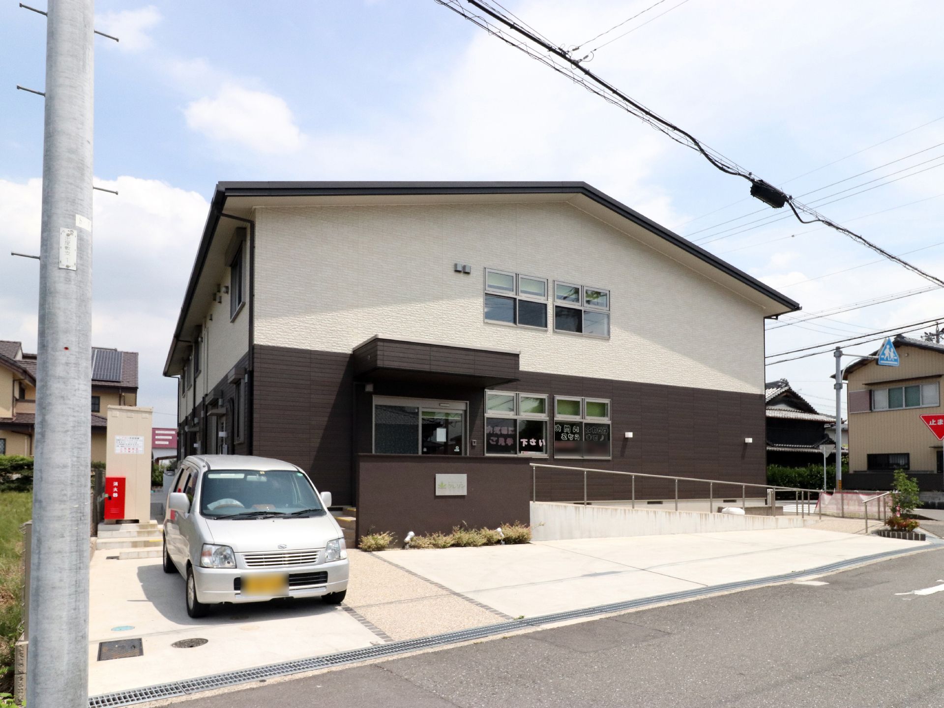 敷地内には広々とした駐車場を確保している。またエントランスには、クルマから乗り降りできるスペースを設置している。