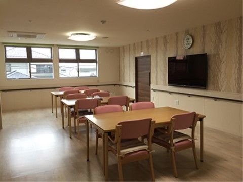 開放的な空間に４人掛けテーブルが用意されているリビングダイニング