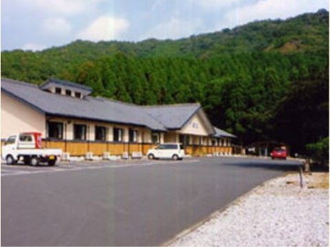 圧迫感のない平屋建ての建物なので安全。自然の空気をたっぷり味わえるのどかな環境でゆったりと過ごせる。