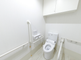 バリアフリーのトイレ設備が整った洗面所