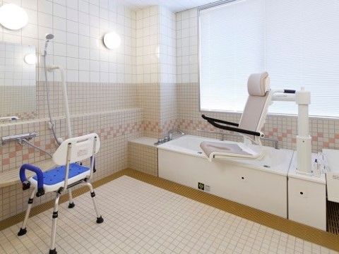 「ニチイホーム久が原」の個人浴室。ナースコール設置した安心仕様。