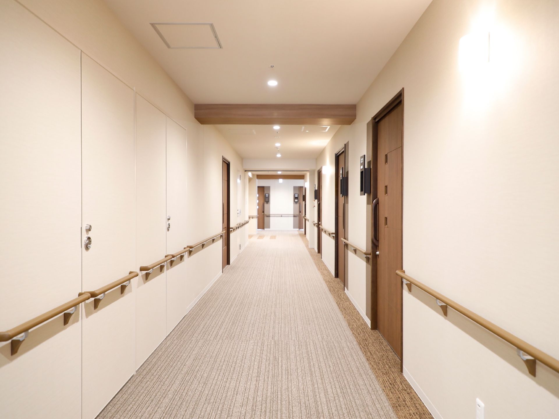 居室前の廊下は、幅が広くとられていて、移動がしやすい。壁には手すりが全面に取り付けられていて、安心である。
