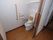 温水洗浄機能付トイレがあり、背もたれや肘掛が付いている。壁には有事の際に助けを呼べるナースコールが設置されている。
