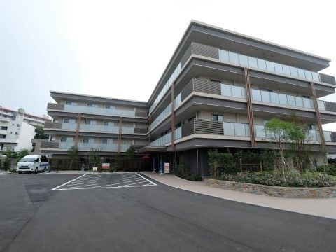 「ニチイホーム東船橋」の外観。マンションのような雰囲気の佇まい。