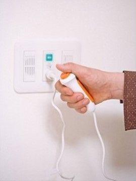 「ニチイホーム東船橋」のナースコール。万が一の場合に備えて、緊急コールを設置しているので、ボタン一つで助けを呼べる。