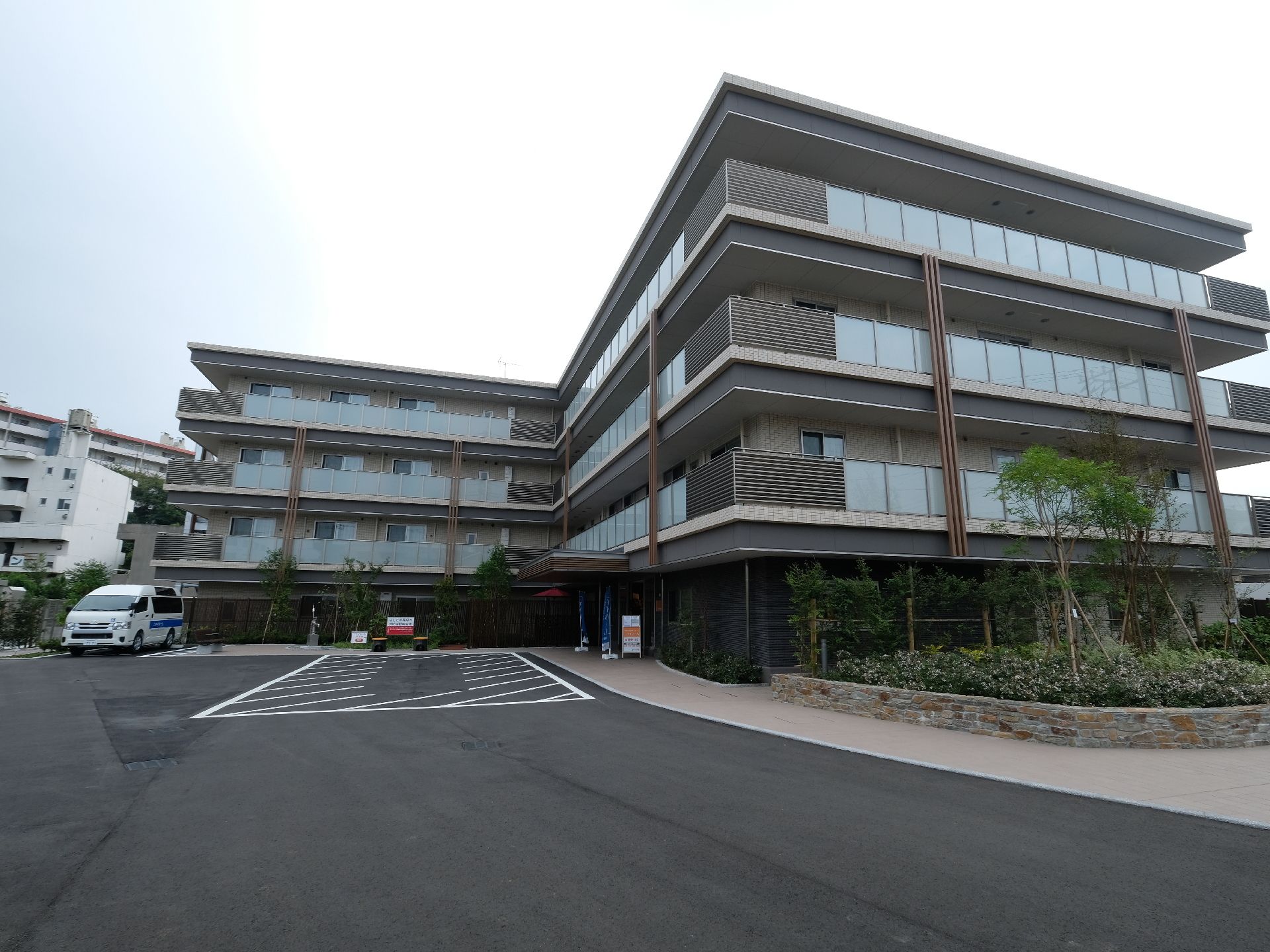 地上4階建の鉄骨造の建物は緑に囲まれており、マンションのような構造となっている。また建物の出入り口の前に緊急車両が停止するスペースがある。