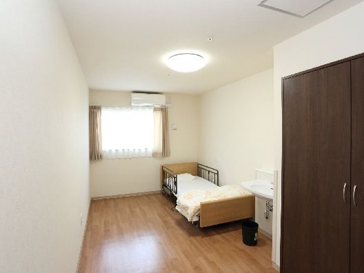 フローリングの部屋には寝具付きのベッドが置かれ、クローゼットやエアコンもついている。
