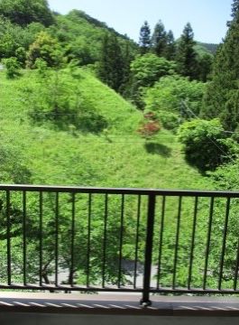 ベランダからは、施設の周りの緑を観ることができる。自然に囲まれた環境で、ゆったりと毎日過ごすことができる。