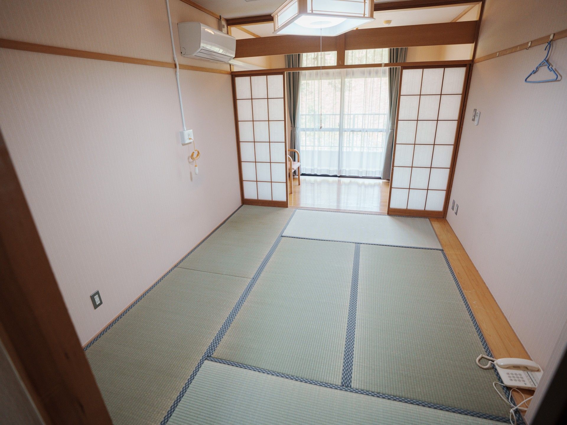 納涼祭を盛り上げるスタッフ達と、それを楽しむ揃いの法被を着た入居者達