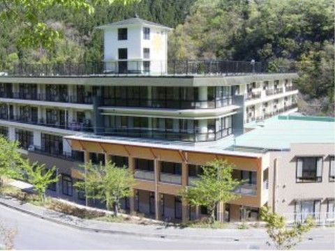 大きな建物になっており、周りは自然があふれる環境である。自然に触れながらゆったり過ごすことができる。